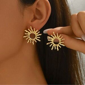 NWT Gold Sunburst Stud Earrings SHEIN